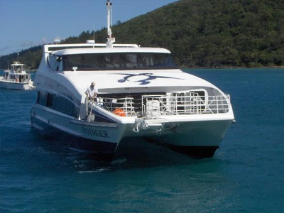 Βλάβη σε καταμαράν με 8 επιβαίνοντες