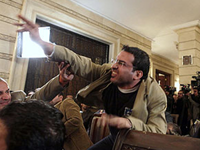 Στη φυλακή ο Ιρακινός δημοσιογράφος που πέταξε παπούτσια στον Μπους