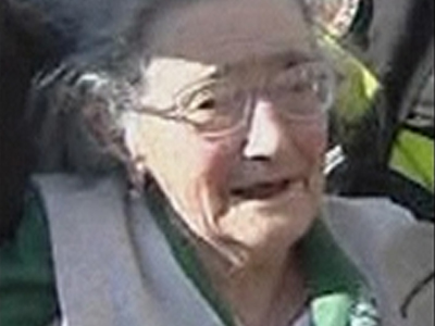 98χρονη εγκλωβισμένη έπλεκε μέχρι να τη σώσουν