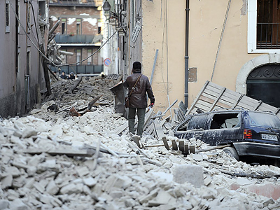 Ένα σπίτι για κάθε άστεγη οικογένεια υποσχέθηκε ο Μπερλουσκόνι