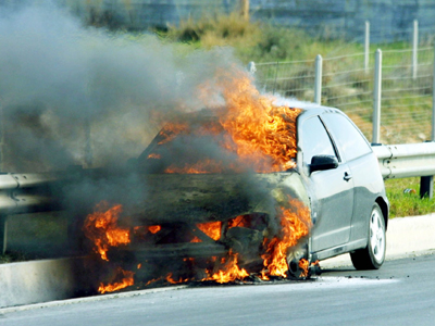 Πυρκαγιά σε σταθμευμένο αυτοκίνητο