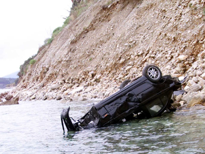 Αυτοκίνητο έκανε «βουτιά» στη Βάρκιζα