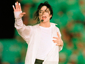 Με σακούλες έβγαλαν τα χάπια από το σπίτι του Michael Jackson