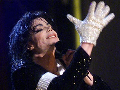 Ο Michael Jackson θα κηδευτεί με το γάντι του