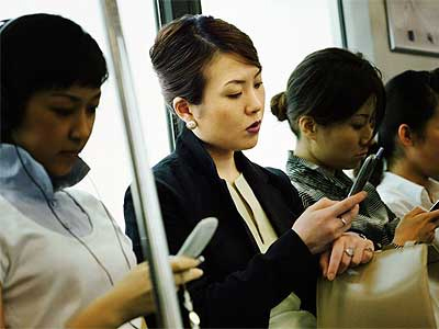 Βρίσκουν την τουαλέτα με το… κινητό τηλέφωνο