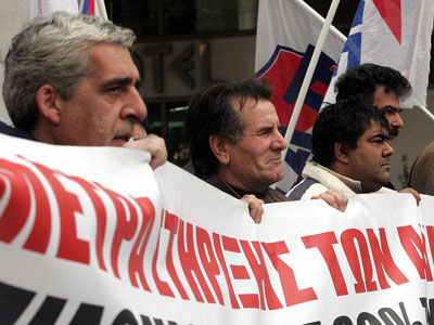 Μεταλλεργάτες απέκλεισαν τον δρόμο στη Θεσσαλονίκη