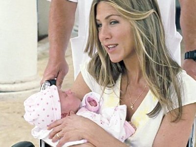 Η Τζένιφερ Άνιστον ”μαμά”