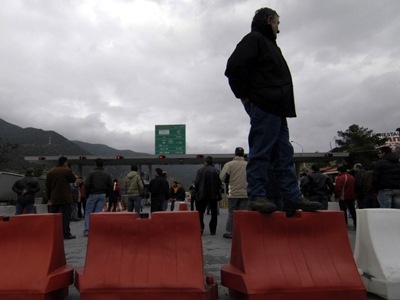 Αγρότες απέκλεισαν την εθνική οδό