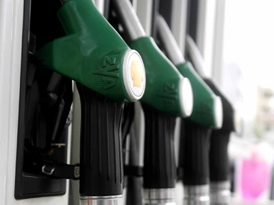 Οι Έλληνες μαθαίνουν να κάνουν οικονομία στη βενζίνη