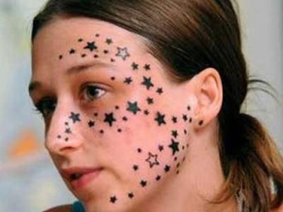 Της έκαναν τατουάζ σε όλο το πρόσωπο όσο κοιμόταν