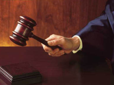 Έκανε μήνυση στον… Θεό!