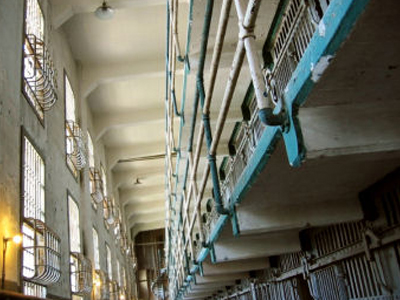 Κουκουλοφόροι ξυλοκόπησαν το διευθυντή των φυλακών Διαβατών