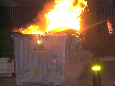 Συνελήφθησαν νεαροί που πυρπόλησαν κάδους