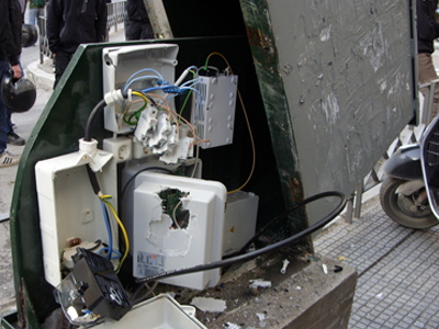 Νεαροί έσπασαν καφάο από κάμερα κυκλοφορίας στην Τσιμισκή