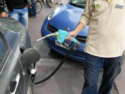 Με τεχνητές ελλείψεις ανεβάζουν τις τιμές στα καύσιμα