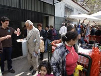 Πασχαλινό τραπέζι για 2.000 άστεγους