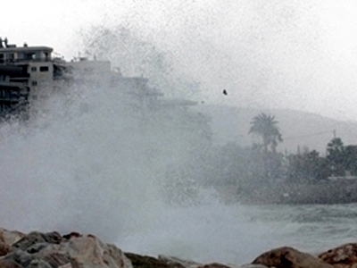 Δεκάδες προβλήματα από τους θυελλώδεις ανέμους και τις καταιγίδες