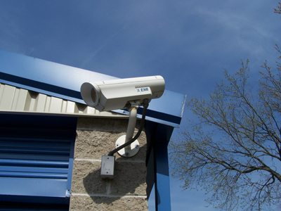 Κλέφτης προσπάθησε να «βουτήξει» κάμερα ασφαλείας