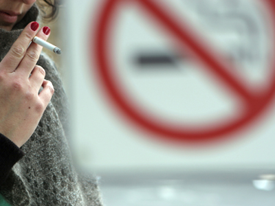 Μανιώδης καπνίστρια στο δόκανο της ασφαλιστικής