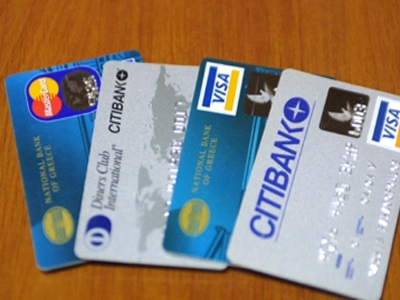 Άρχισαν να «σκάνε» και οι πιστωτικές κάρτες