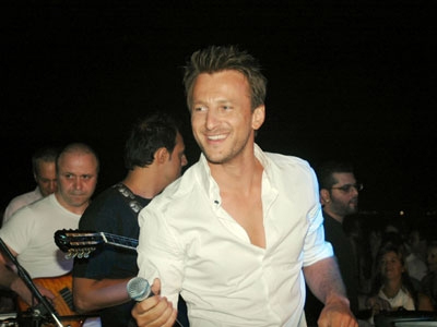 O Καραφώτης φοράει βέρα στο …αριστερό;