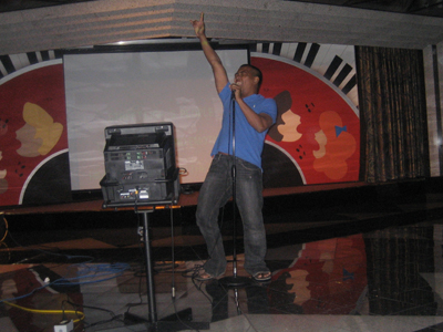 Τον μαχαίρωσαν για να σταματήσει να τραγουδάει