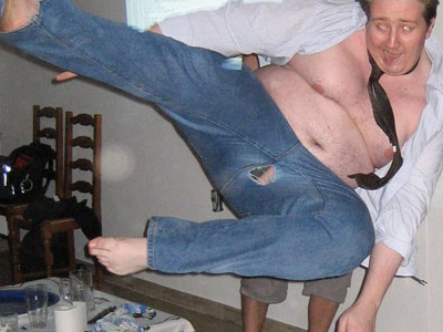 Προκάλεσε τους γείτονες σε αγώνα καράτε… γυμνός