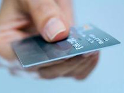 Ρίχνουν τα επιτόκια των πιστωτικών καρτών οι τράπεζες