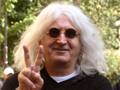 Νεαρή εκβιάζει τον Νίκο Καρβέλα