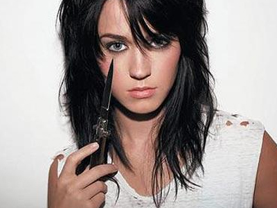 Σοκάρει η φωτογραφία τραγουδίστριας με μαχαίρι