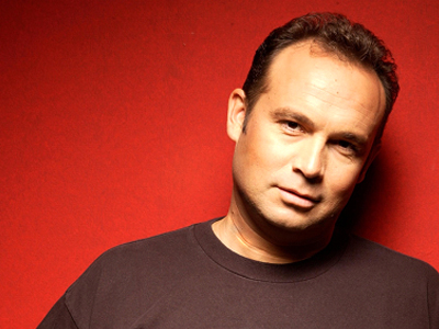 Ο Κώστας Μακεδόνας τραγουδά για το δικαίωμα στη ζωή των ατόμων με αναπηρία