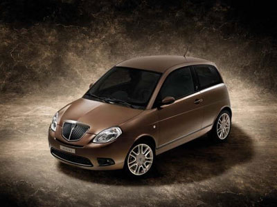 H Lancia παρουσιάζει το Ypsilon Versus