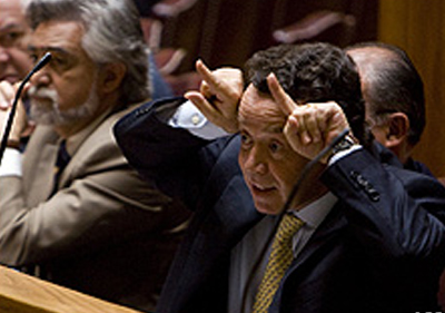 Υπουργός παραιτήθηκε γιατί είπε συνάδελφό του ”κερατά”