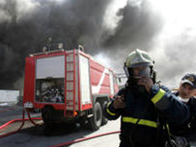 Καίγεται αποθήκη στην Κερατέα