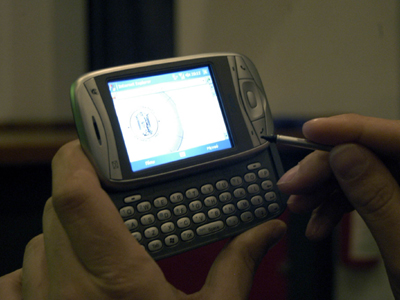 Ο πατριός της τη βίαζε και τη βιντεοσκοπούσε με το κινητό