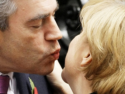 Παραλίγο να φιληθούν στο στόμα Μπράουν – Μέρκελ