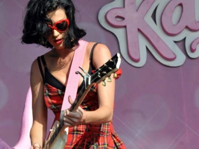 «Διαγωνισμός» κιτς εμφανίσεων στην πίστα