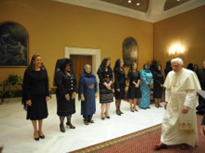 Στον Πάπα οι πρώτες κυρίες της G8