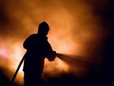 Πυρκαγιά σε μάντρα με καυσόξυλα