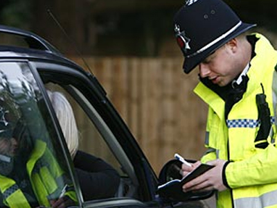 Παραλίγο να του κόψουν κλήση … λόγω γέλιου