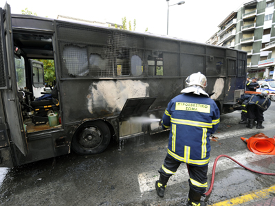 Πέταξαν μολότοφ σε κλούβα των ΜΑΤ
