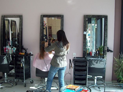 Πασίγνωστη τραγουδίστρια έχει… φεσώσει το κομμωτήριο της