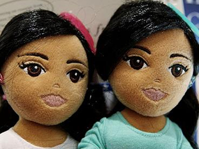 Οι κόρες του Ομπάμα τώρα και σε κούκλες