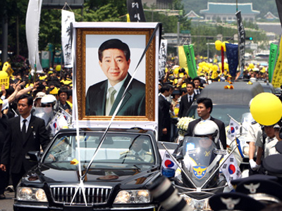 Χιλιάδες Νοτιοκορεάτες στην κηδεία του Προέδρου που αυτοκτόνησε