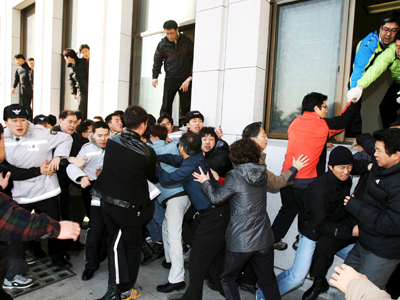 Επεισόδια έξω από το Κοινοβούλιο της Ν. Κορέας