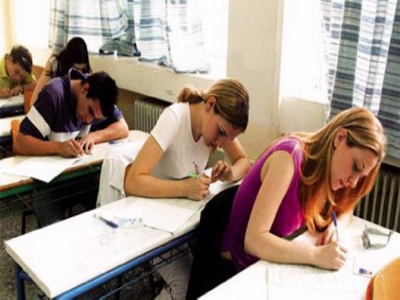 Κόρη υπουργού με σκονάκι