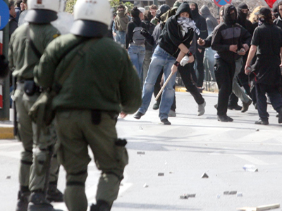 Κουκουλοφόροι έκαψαν κάμερες στον Πειραιά