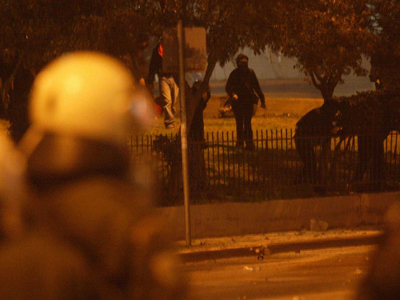 Επίθεση κουκουλοφόρων σε ΜΑΤ