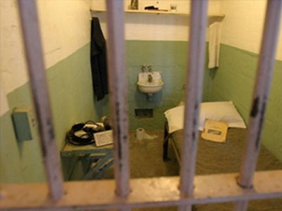 Αστυνομικός και «πορτιέρης» στα κρατητήρια μετά από καβγά