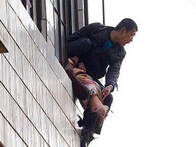 Αποπειράθηκε να πετάξει την κοπέλα του από το παράθυρο